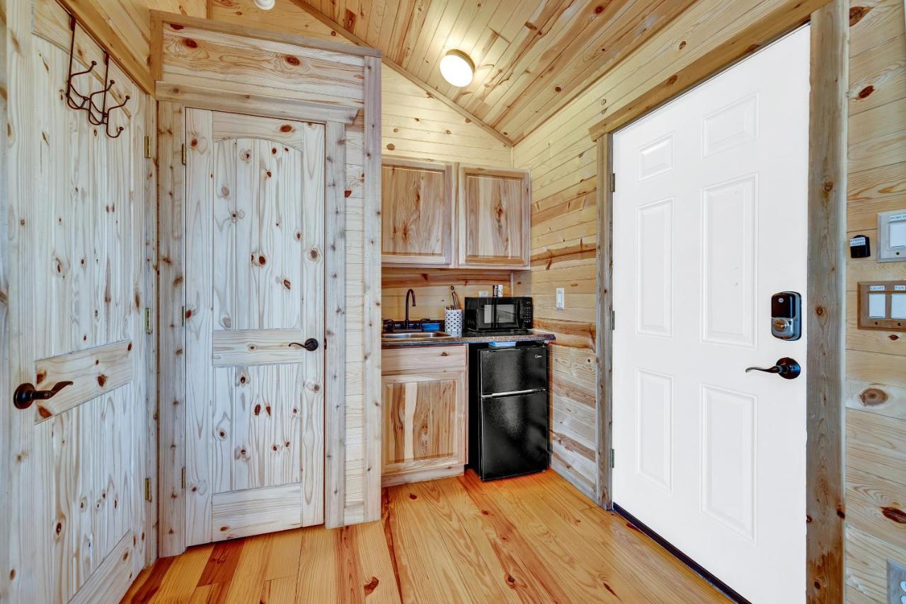 Crabapple Rocky Ridge Cedar Cabin With Hot Tub & Amazing Views מראה חיצוני תמונה