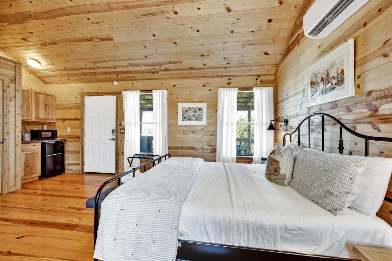 Crabapple Rocky Ridge Cedar Cabin With Hot Tub & Amazing Views מראה חיצוני תמונה