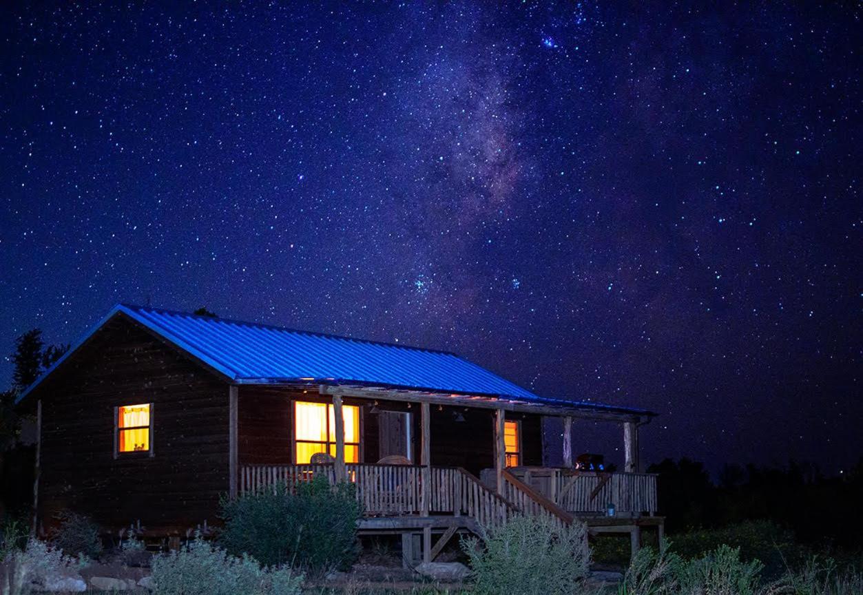 Crabapple Rocky Ridge Cedar Cabin With Hot Tub & Amazing Views מראה חיצוני תמונה